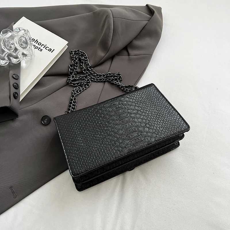 Retro Style Fashion Chain Shoulder Bag for Women Snake Pattern Crossbody Small Square Bag Trendy AccessoryT251205