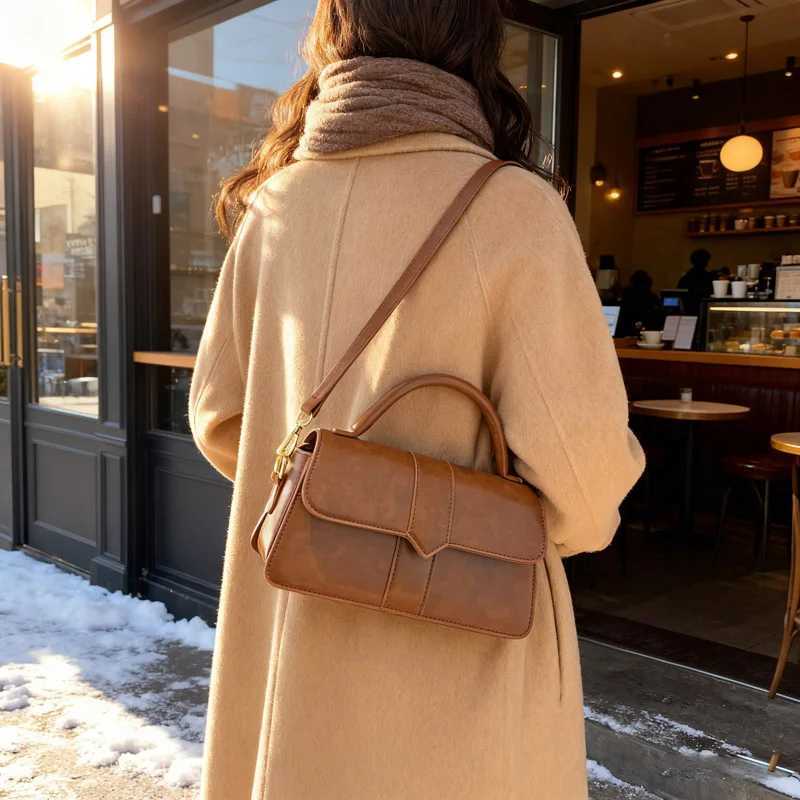 Autumn and Winter Retro Portable Small Square Bag Womens New High-end Sense Niche Popular Shoulder Crossbody Bag Mobile Phone CT251205