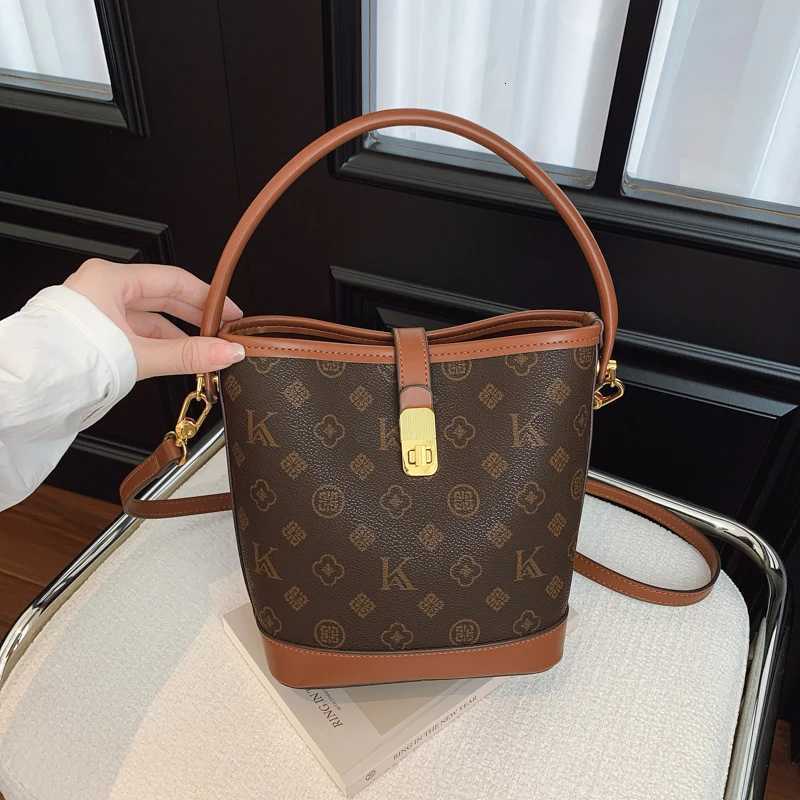 Luxury Minimalist Crossbody Bag For Women Elegant Leather Classic With Paris Fashion Letter And ShopperT251205