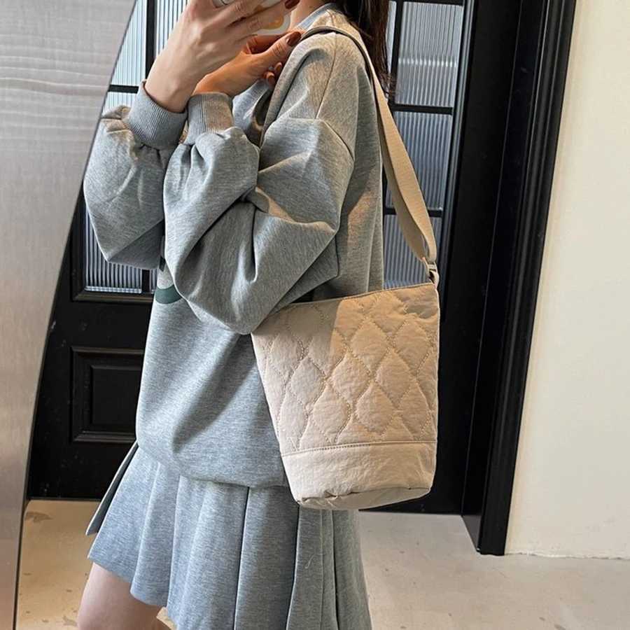 Grid Crossbody Bag - Adjustable Straps Durable Material Green Color Secure Zipper Closure for Outdoor Travel Commuting And CasuaT251206