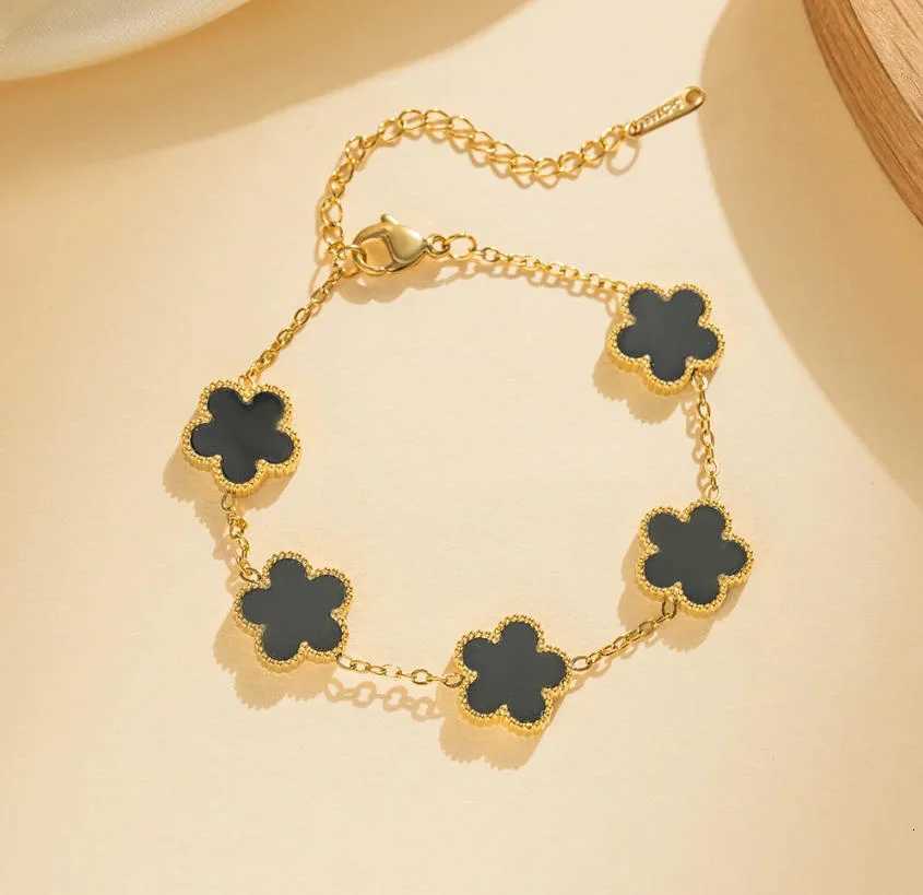 The stainless steel double-sided bracelet with five-leaf petals and gold-plated clovers is the best family gift for mothers lad W251206