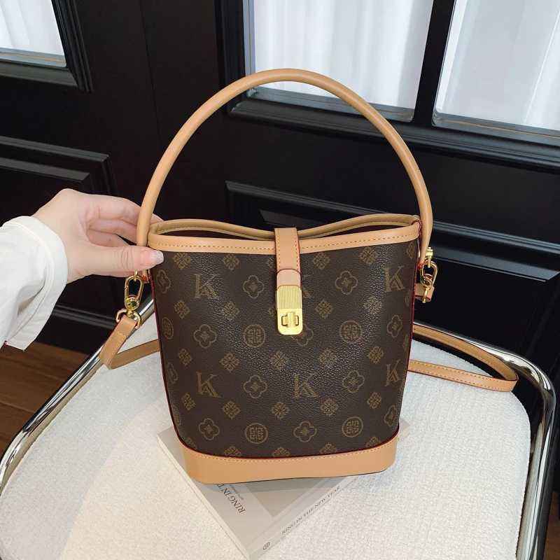 Luxury Minimalist Crossbody Bag For Women Elegant Leather Classic With Paris Fashion Letter And ShopperT251205