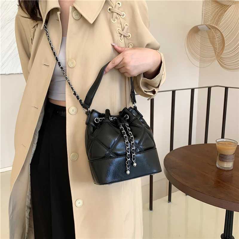 Car sewing bucket bag womens shoulder bag solid color mother bag large capacity 2024 new fashion popular womens bagT251206