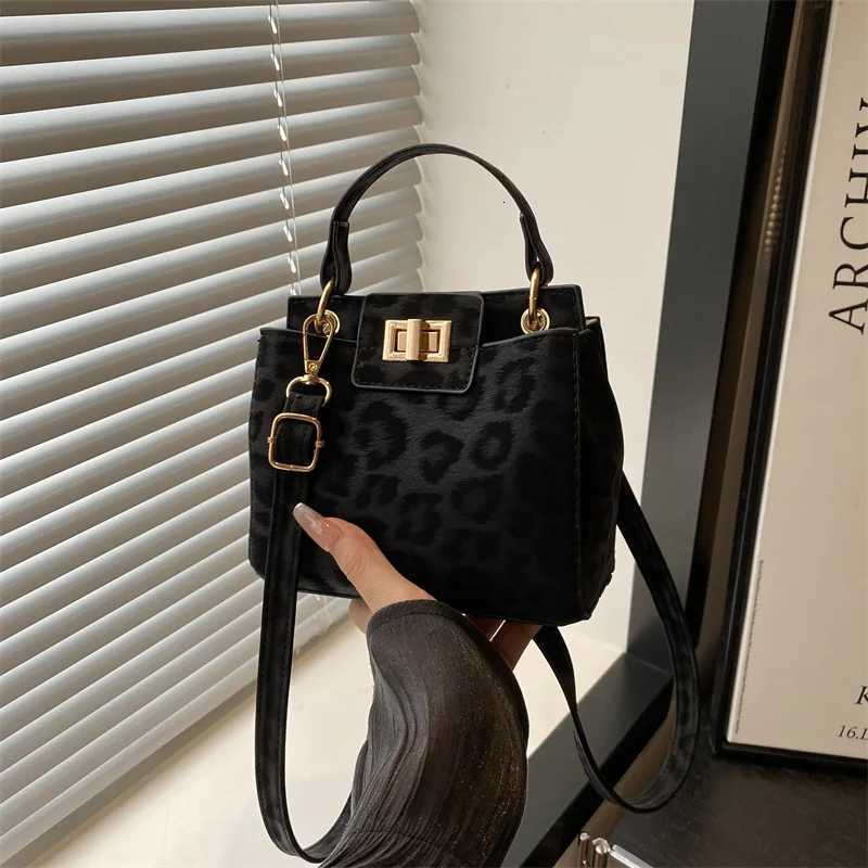 Chic Banquet Leopard Print Crossbody Bag Stylish Women Tote Bag Retro Buckle Handbag Underarm Shoulder Bag for Women Daily UseT251205