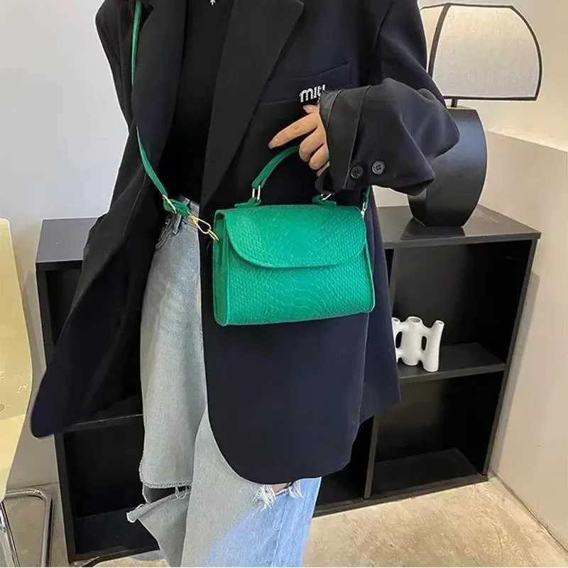 Simple Western Style Lightweight Small Bag Felt Bag Womens Summer Fashion Crocodile Pattern Single Shoulder Crossbody BagT251206