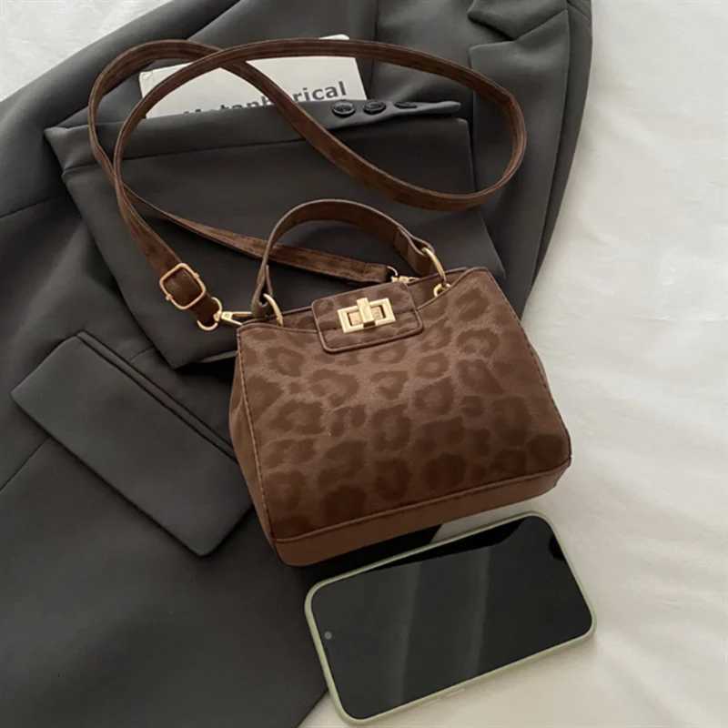 Chic Banquet Leopard Print Crossbody Bag Stylish Women Tote Bag Retro Buckle Handbag Underarm Shoulder Bag for Women Daily UseT251205
