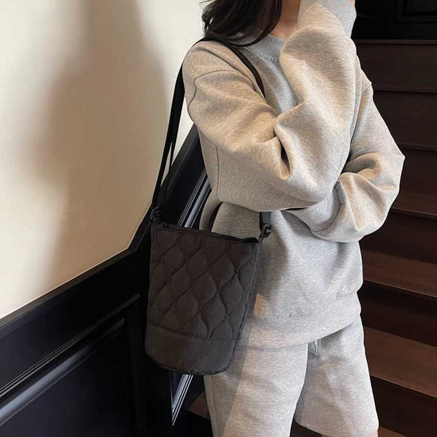 Grid Crossbody Bag - Adjustable Straps Durable Material Green Color Secure Zipper Closure for Outdoor Travel Commuting And CasuaT251206