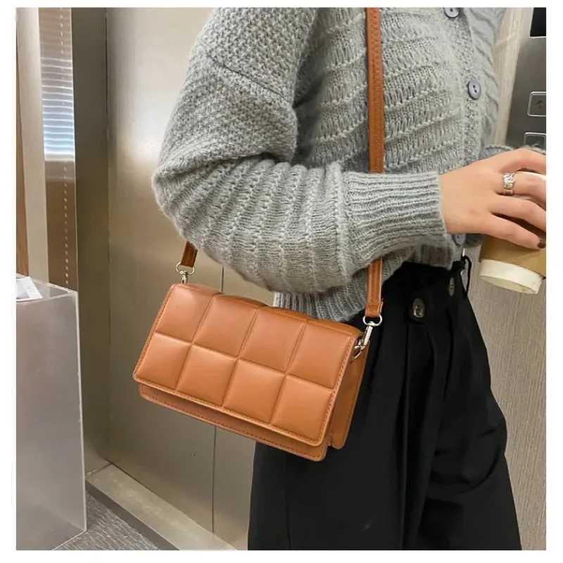 Womens Bag Autumn Winter New Female Literary SingleShoulder Bag Minority Design CrossBody Bag Trend Womens Bag BolsosT251206