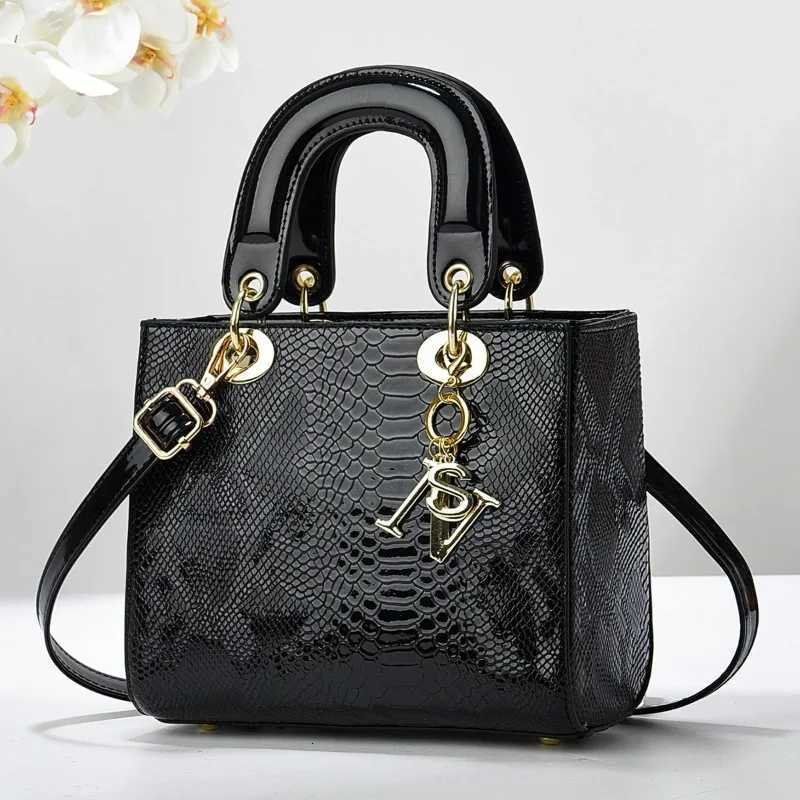 Luxury Brand Designer WomenS Handbag Classic Retro Shoulder Bag Fashionable Casual Crossbody Bag Versatile Small Square BagT251205