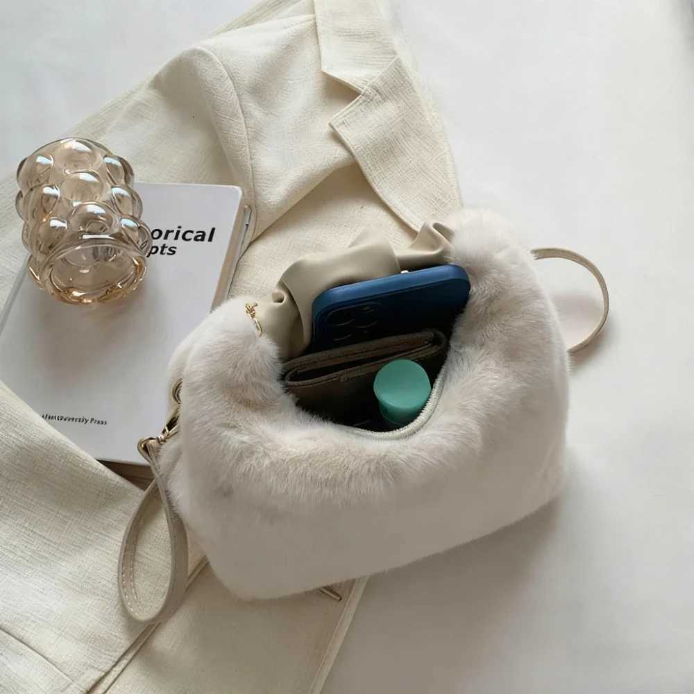 Fashionable Cute Plush Shoulder Bag for Womens Solid Color Soft Fluffy Handbag Autumn Winter Soft Plush Crossbody BagT251206
