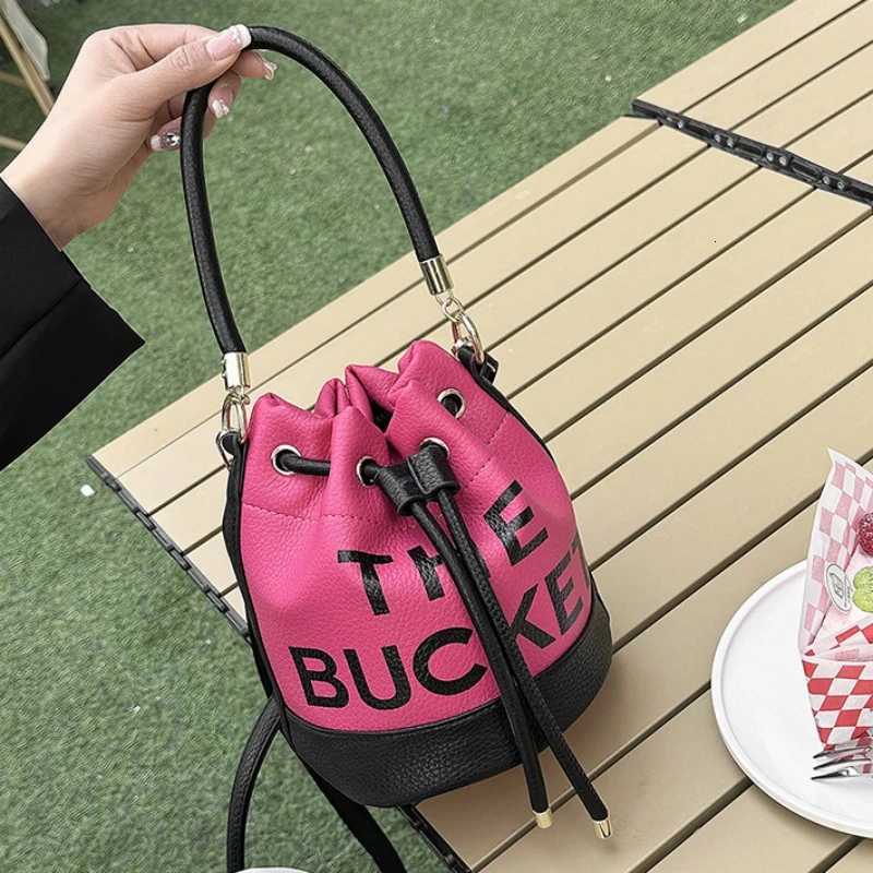 New Fashion Womens Bucket Bag Trend Brand Casual Versatile Shoulder Bag High-end Classic Crossbody Bag Designer Luxury HandbagT251206