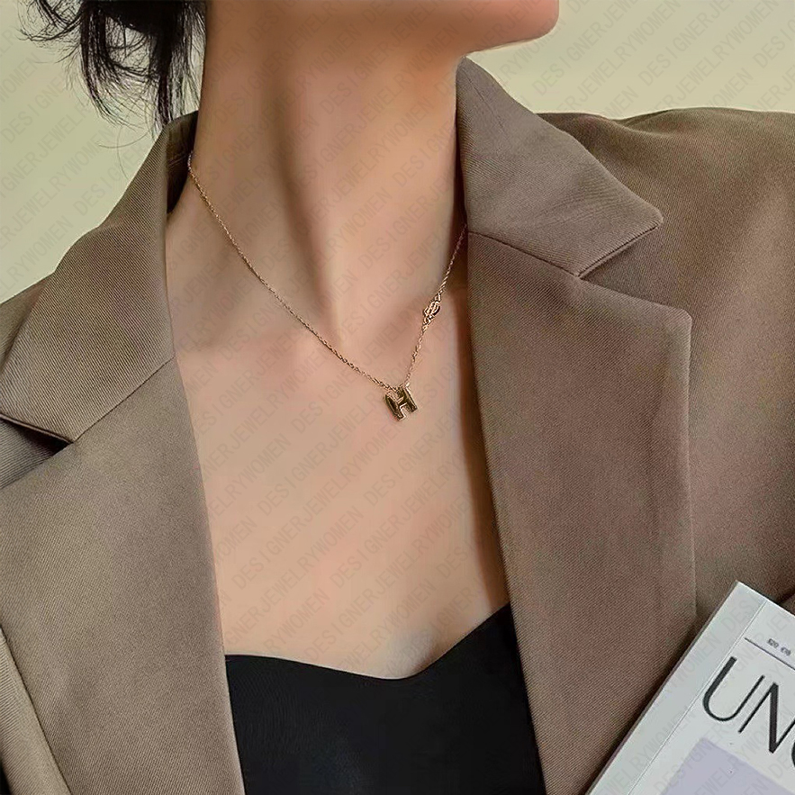Designer Necklace Necklace for Women Letter Initial Necklaces Gold Chain Layered Luxury Jewlery Designer for Women Elegant Timeless Pendant Gift Spark