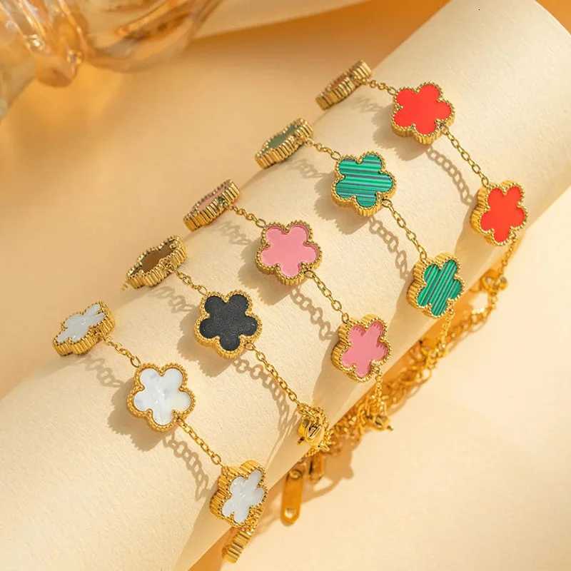 The stainless steel double-sided bracelet with five-leaf petals and gold-plated clovers is the best family gift for mothers lad W251206