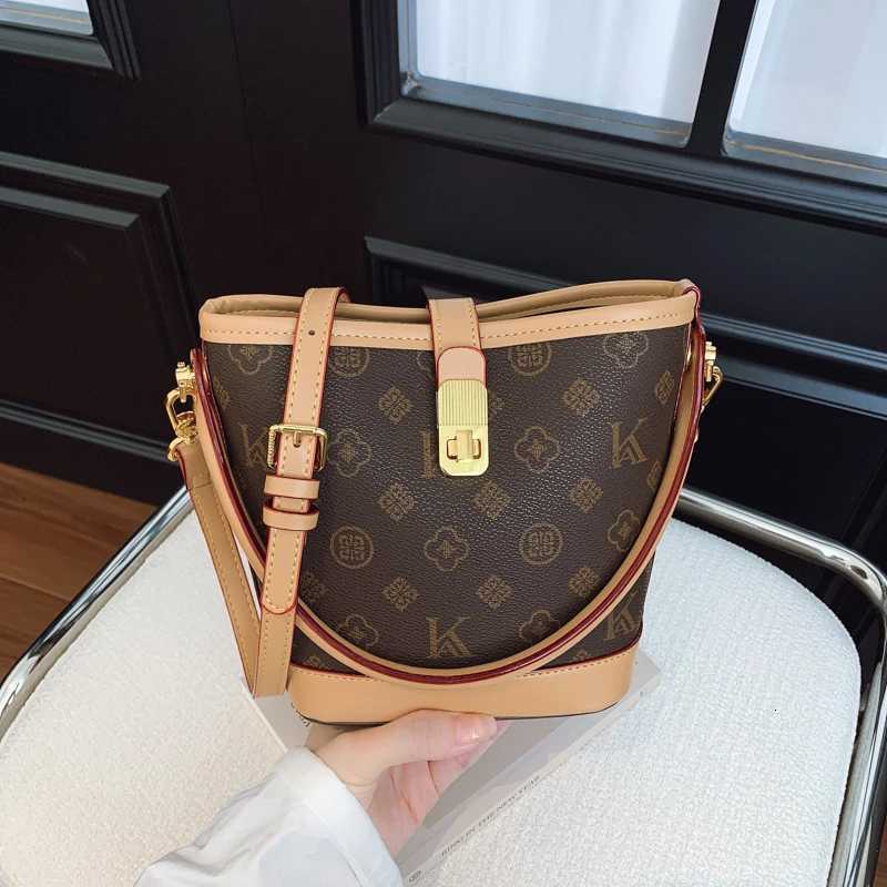 Luxury Minimalist Crossbody Bag For Women Elegant Leather Classic With Paris Fashion Letter And ShopperT251205