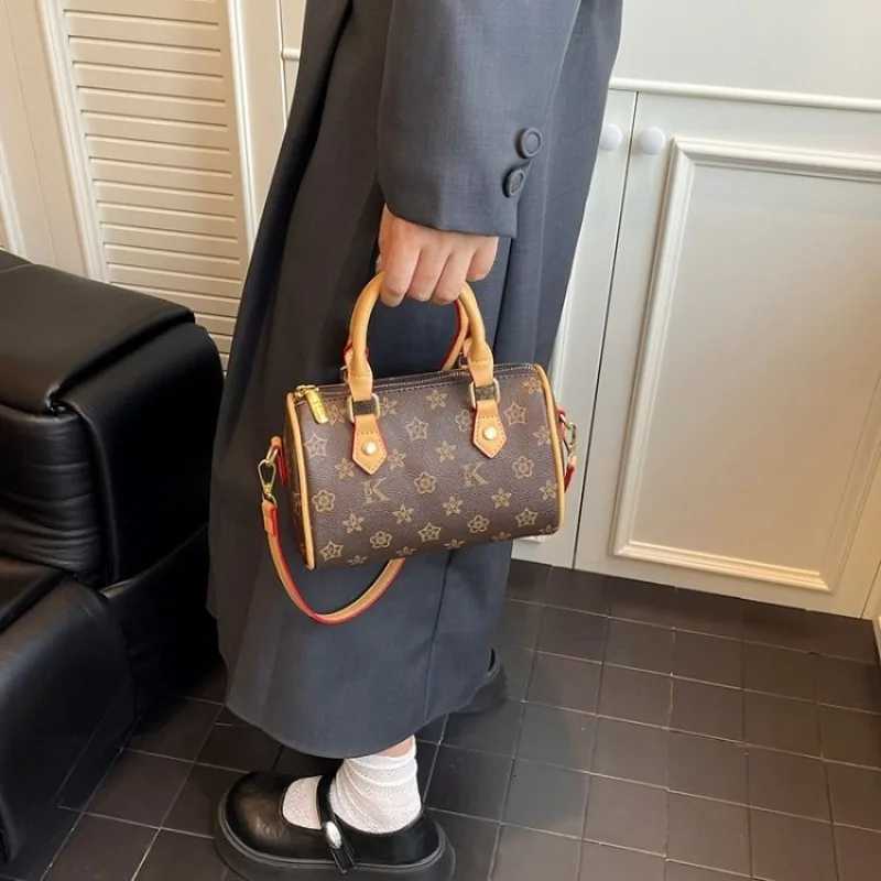 A New 2025 Vintage Boston Pillow Bag with Floral Patterns for Women A High-end Single-shoulder Crossbody Small HandbagT251205