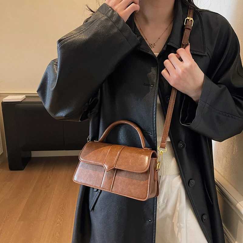 Autumn and Winter Retro Portable Small Square Bag Womens New High-end Sense Niche Popular Shoulder Crossbody Bag Mobile Phone CT251205