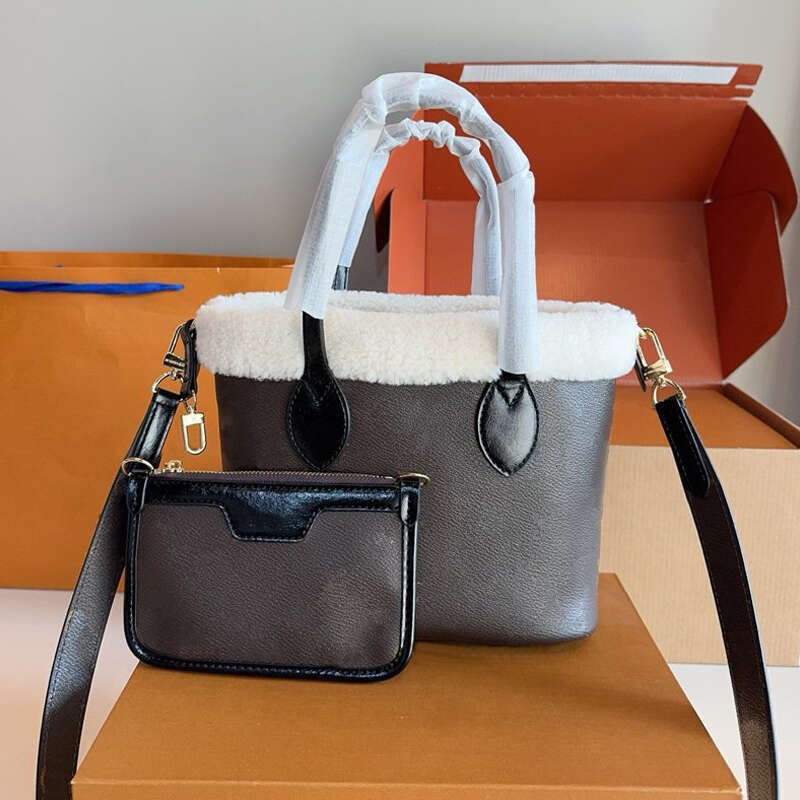 Designer Plush Bags SKI Series 2025 Totes Bag Ice and snow themed design handbag Shearling Trim Soft Texture Top Pick for Winter Commuting