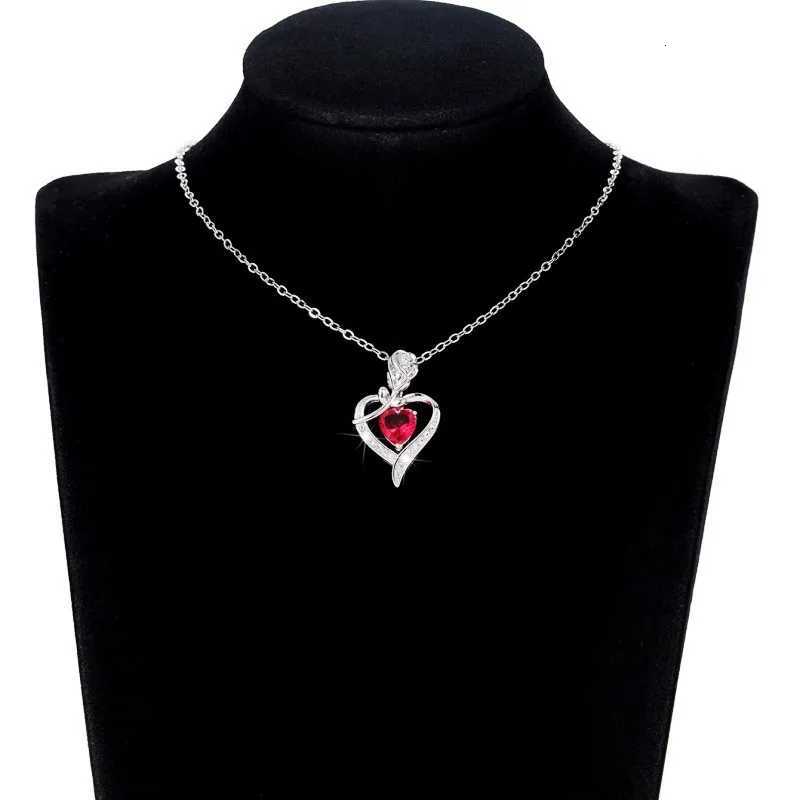Elegant Style Heart shaped Pendant Necklace Hollow Design Mothers Day Gift Party Suitable for Best Friends Without Box W251206