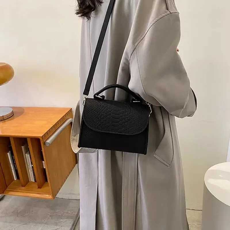 Simple Western Style Lightweight Small Bag Felt Bag Womens Summer Fashion Crocodile Pattern Single Shoulder Crossbody BagT251206