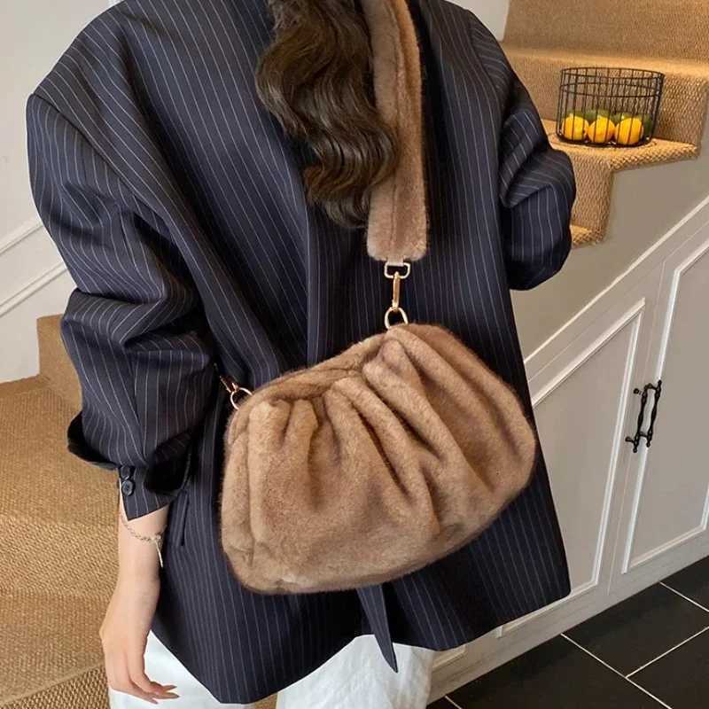 Fashionable Wrinkled Cloud Bag Soft Faux Fur Small Shoulder Bags for Women 2025 Winter Trend Korean Plush Handbags Crossbody BagT251206