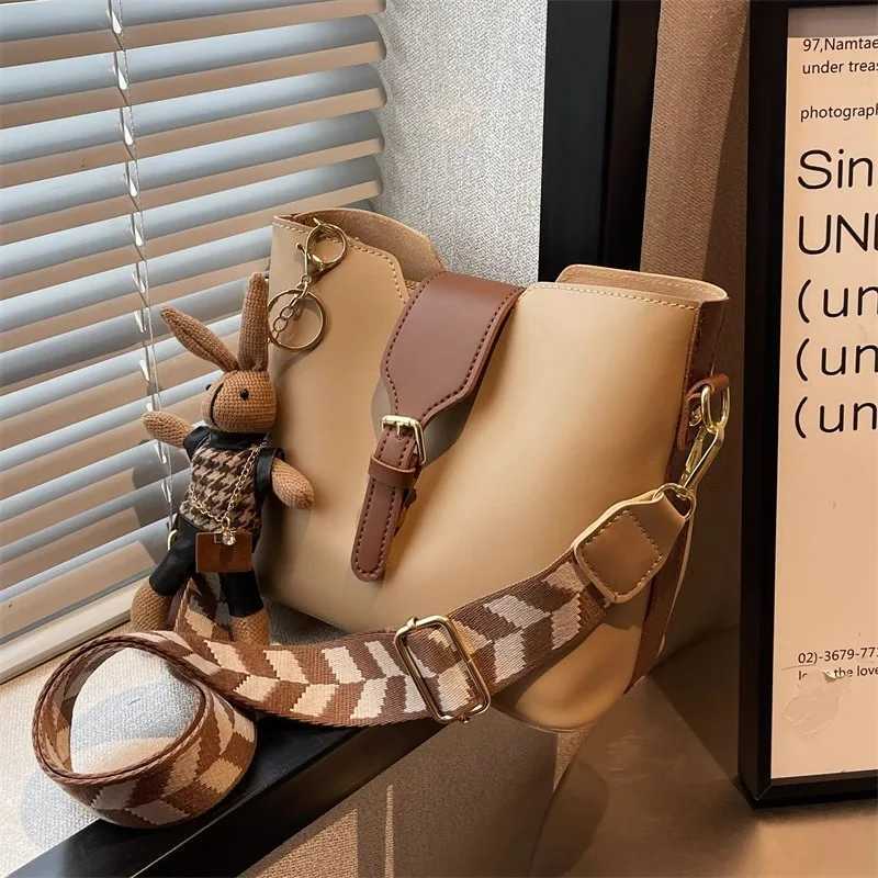 New womens bag with a premium feel wide strap crossbody bucket bag fashionable and trendy must-have popular designT251206