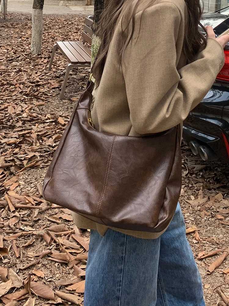 2025 New Autumn/Winter Vintage Bag Large Capacity Shoulder Bag Fashion and Leisure Womens Daily Commuting Womens BagT251205