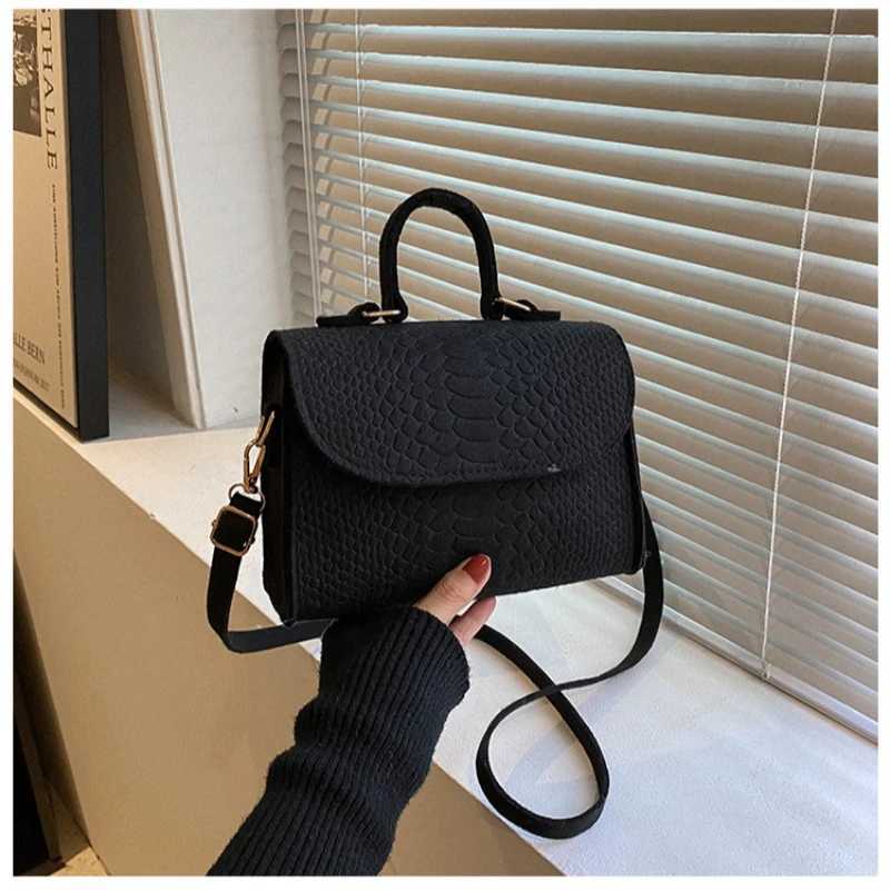 Simple Western Style Lightweight Small Bag Felt Bag Womens Summer Fashion Crocodile Pattern Single Shoulder Crossbody BagT251206