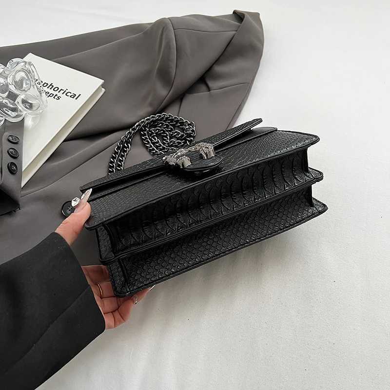 Retro Style Fashion Chain Shoulder Bag for Women Snake Pattern Crossbody Small Square Bag Trendy AccessoryT251205