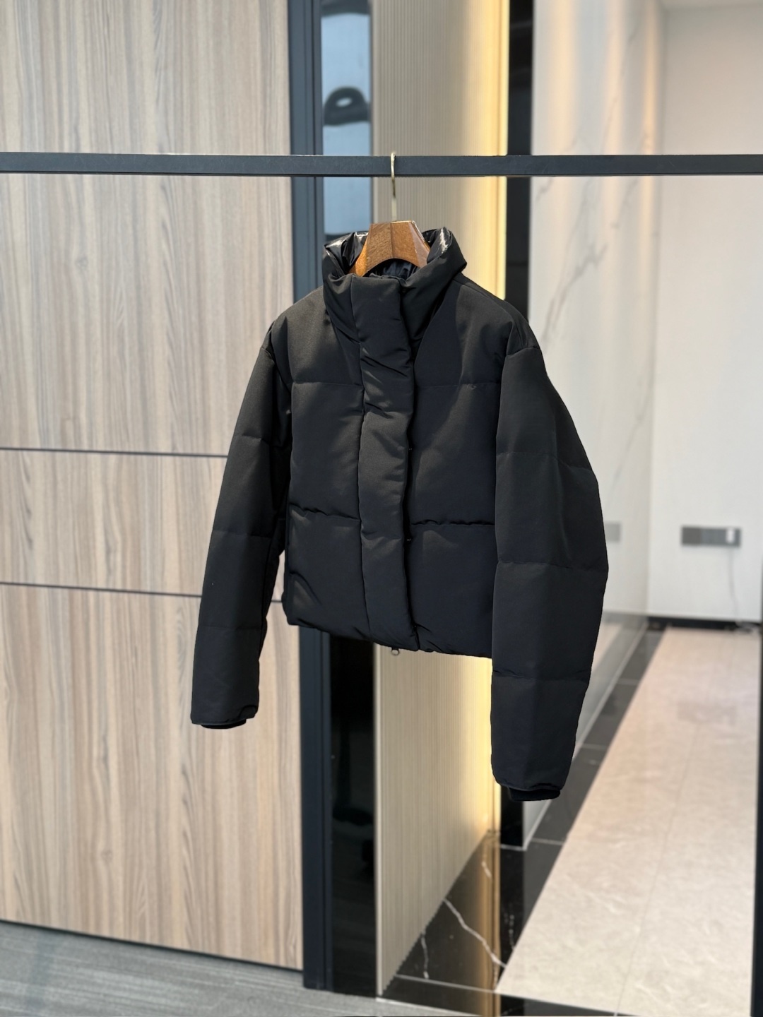 Women's short down jacket for 2025, stylish, sophisticated and versatile.