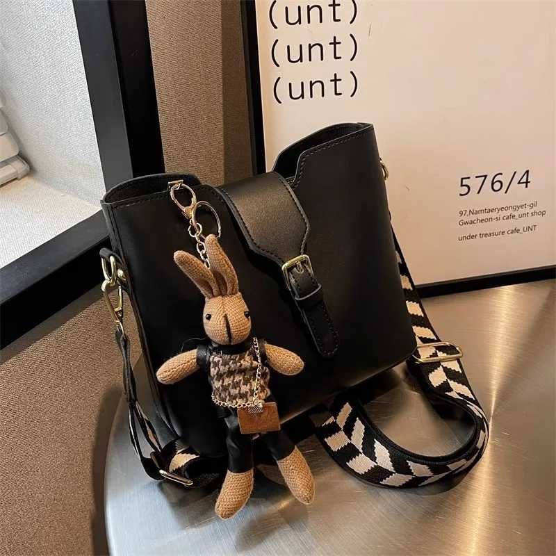 New womens bag with a premium feel wide strap crossbody bucket bag fashionable and trendy must-have popular designT251206