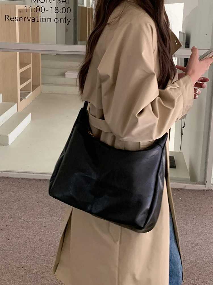 2025 New Autumn/Winter Vintage Bag Large Capacity Shoulder Bag Fashion and Leisure Womens Daily Commuting Womens BagT251205