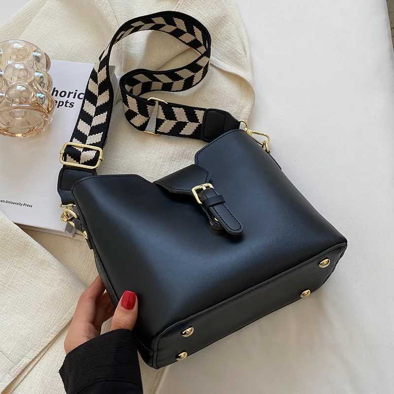 New womens bag with a premium feel wide strap crossbody bucket bag fashionable and trendy must-have popular designT251206