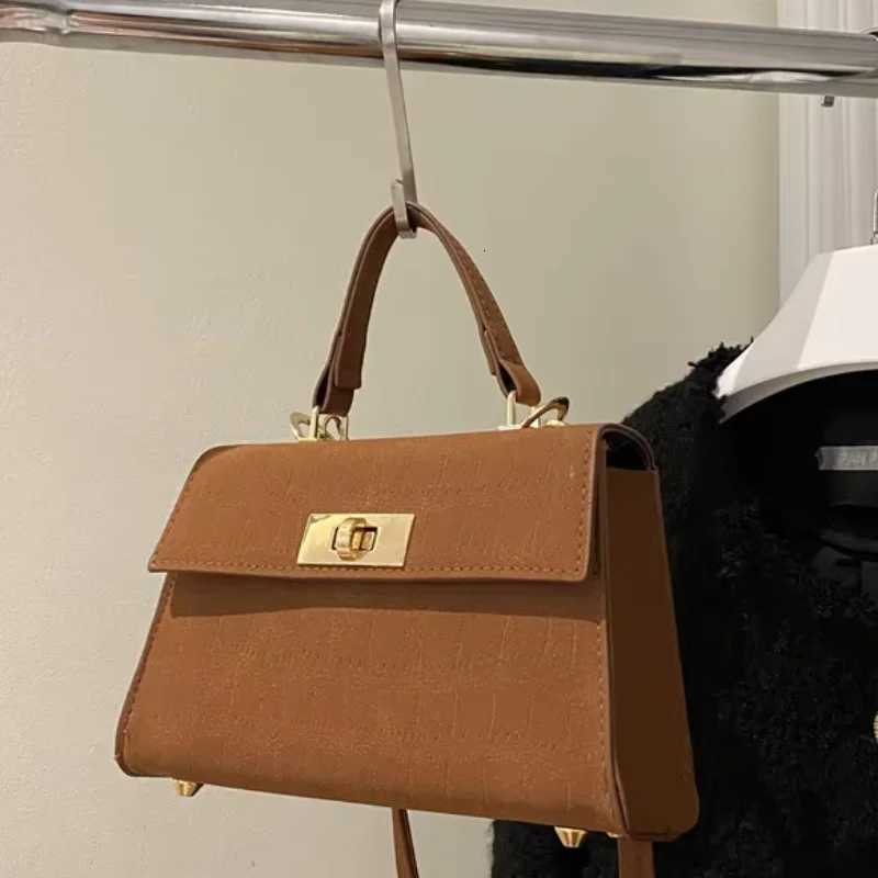 Luxury Fashion Small Square Bag Brand Design Advanced Leather Lock Simple Commuting Solid Color Texture Handbag Messenger BagT251206