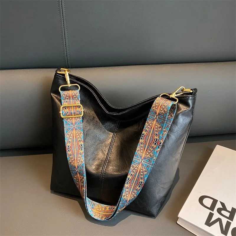 New fashion portable shoulder crossbody large capacity bucket bag womens bagT251205