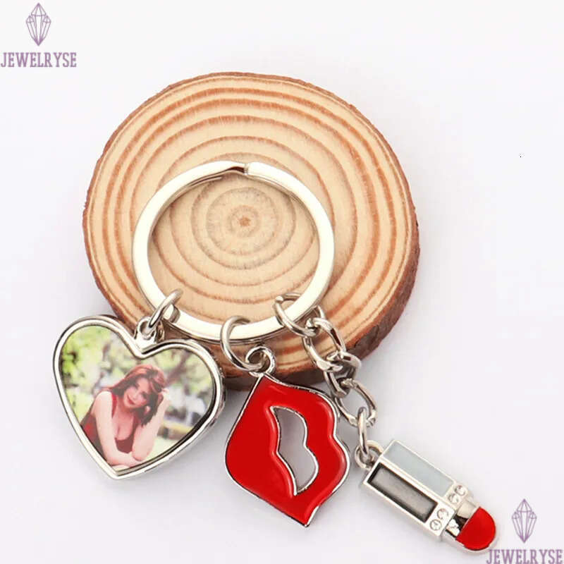 Sublimation Blank DIY Heart Round Red Lip Lipstick Alloy Silver Plated Pendants Designer Jewelry Lover Keychains Key Rings For Family Gift
