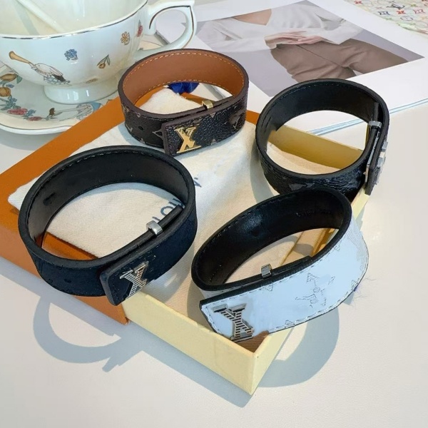 Bracelets designer Bracelet Classic Monogram Leather Cuff Bracelet for Men and Women, High-Quality Fashion in Multiple Colors,Plaid L Design Engraved V Letter good