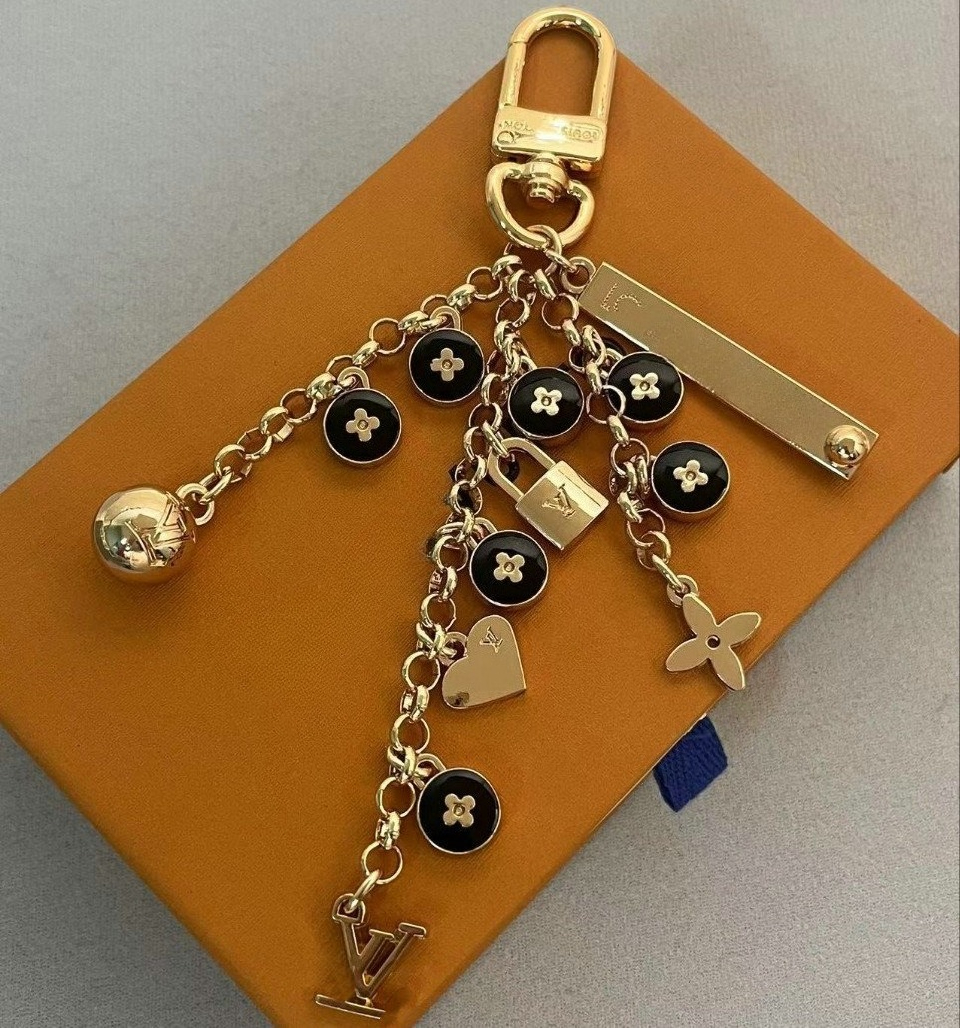 Luxury designers keychains Letters Flower designers keychain top Car Key Chain Women Buckle jewelry Gold Keyring Bags Party Couple Gift