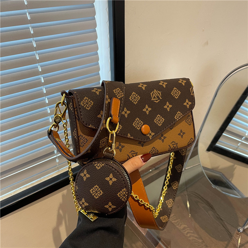 Chain-strap envelope shoulder bag with premium feel, new retro print crossbody bag, unique small square top-handle underarm bag, fashionable casual lu