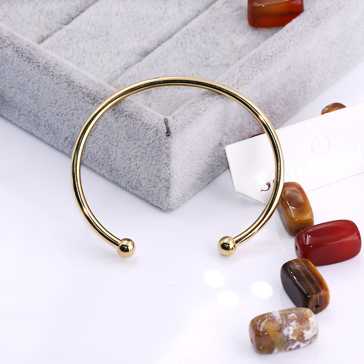 Simple Charm Styled Elegant Womans Simple Charm Bracelet - Perfectly Styled for Daily Wear