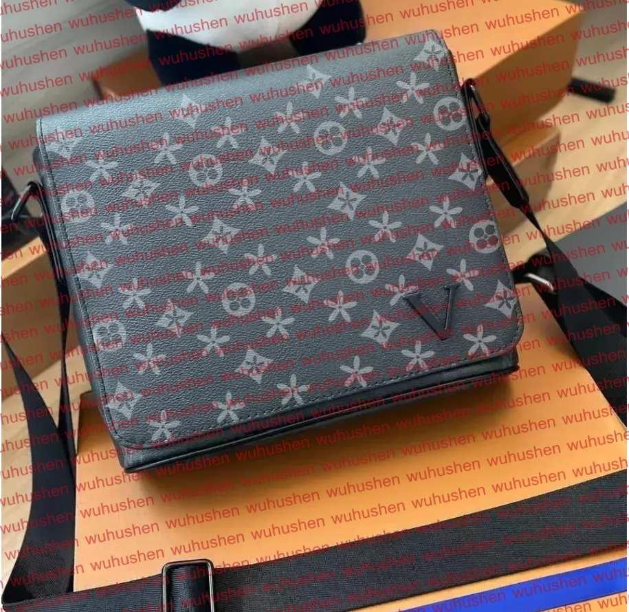 2024 High quality Designers Mens Totes Bag Handbags Purses Fashion Handbags Men Leather TRIO Messenger Bags Luxury Shoulder Bag Make up Bag