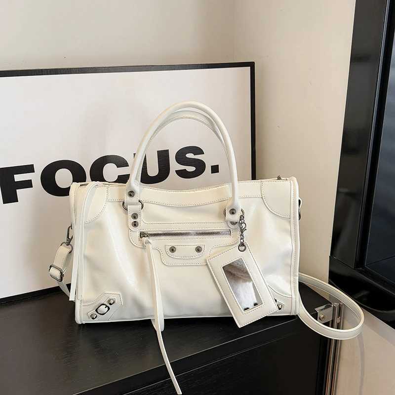 High-End Tote Bag Elegant Leather Classic Designer Paris Fi Large Capacity Solid Color Cmuter Y251208