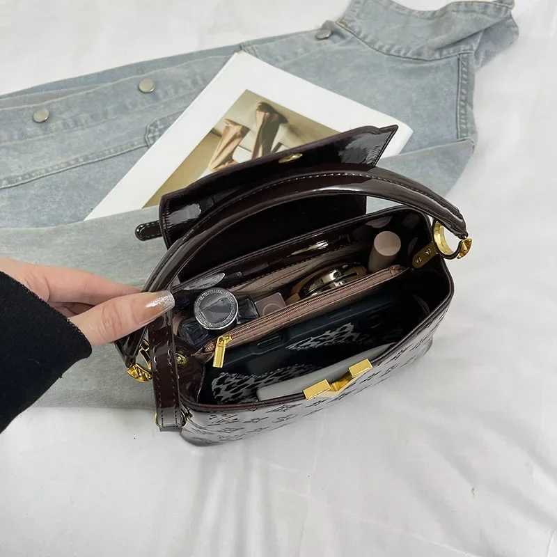 2025 New Wens Old Flower Patent Leather Bag European Fi Glossy Letter Shoder Messenger Bag Y251208