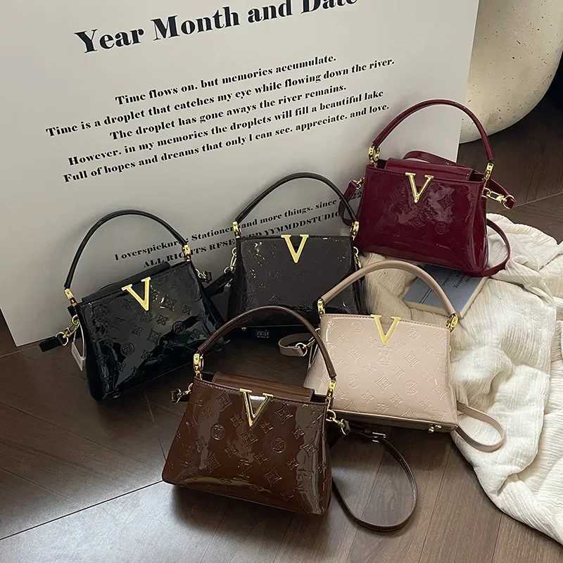 2025 New Wens Old Flower Patent Leather Bag European Fi Glossy Letter Shoder Messenger Bag Y251208