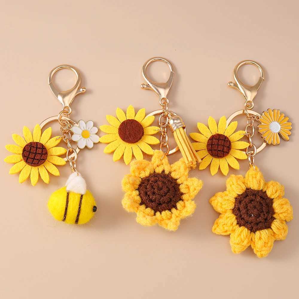 Pretty Handmade Knitted Sunflower Keychain Women Girls Crocheted Flower Key Ring Pendant for Handbag Decor DIY Key Chain GiftsXJ251208