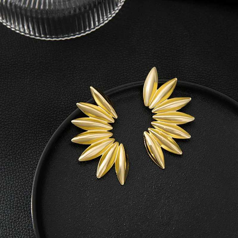Exaggerated Personality Metal Dangle Earrings for Women Golden Color Sector Leaf Flower Big Drop Earrings European Party Jewelry J251208