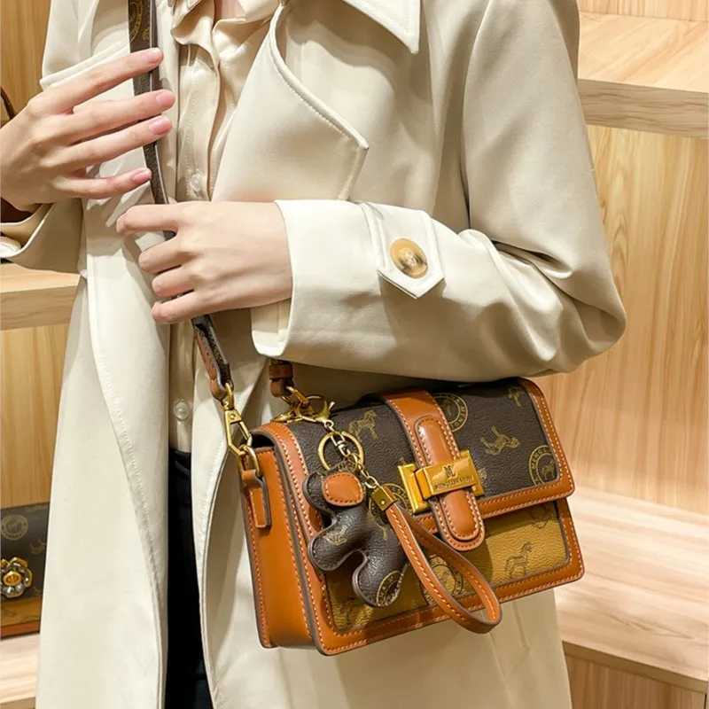 Brand Light Luxury Bag for Wen 2025 New Fiable Luxury Sense e Shoder Cross Shoder Versatile Handheld Leather Small Y251208