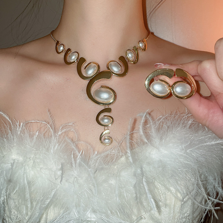Metal Oval Tassel Necklace Earrings Vintage Light Luxury High-end Jewelry Set Design Sense Niche Accessories for Women - view 8