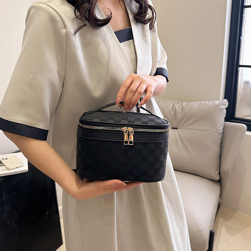 New Checkered Pattern Cosmetic Bag Large Capacity Travel Portable Toiletry Bag Minimalist PU Leather High-Fashion Handheld Storage Bag