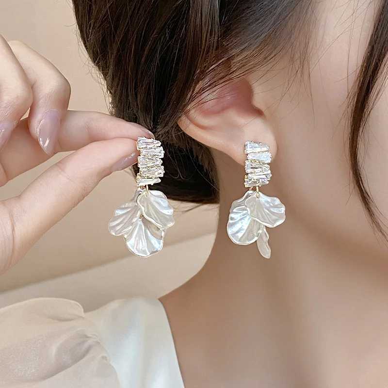 Korean White Shell Flower Petal Drop Earrings for Women 2023 New Statement Pendientes Trendy Zircon Crystal Earring Jewelry Gift J251208