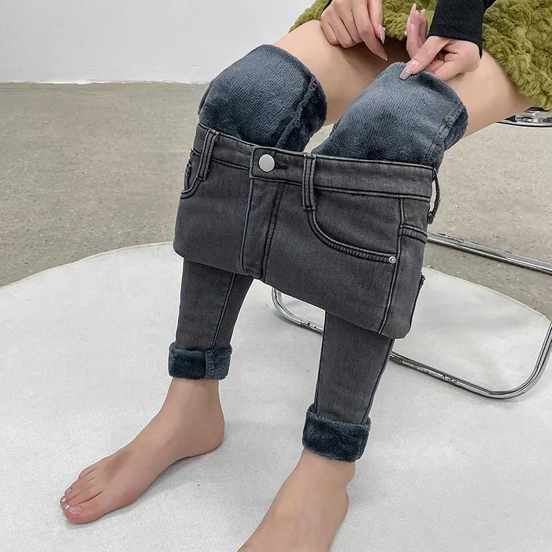 New Women Thermal Jeans Winter Snow Warm Plush Stretch Jeans Lady Skinny Thicken Students Denim Pants Fleece Mom Fur TrousersT251208